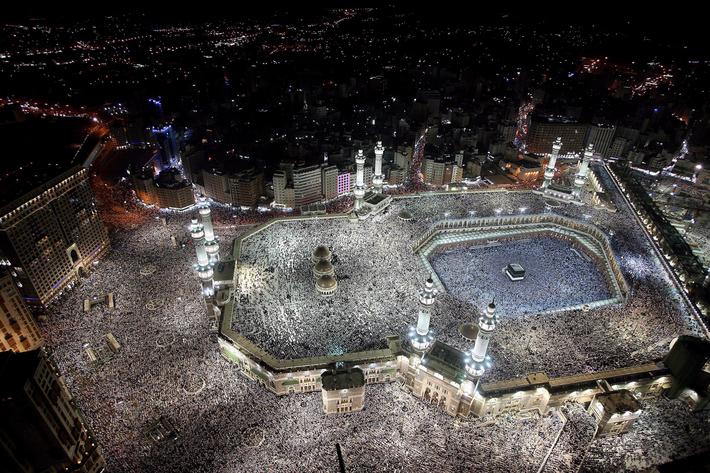 Pielgrzymujący do Mekki muzułmanie modlą się w Wielkim Meczecie