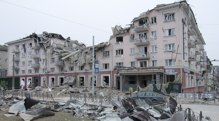 Az Ukrajna Szálloda megsemmisült épülete egy orosz légicsapást követően Csernyihivben 2022. március 12-én / Fotó: MTI/EPA/Szerhij Sztarodavnij