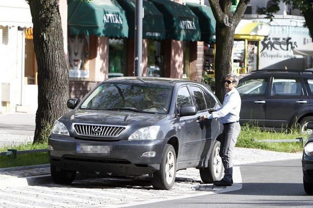 W serialu gra policjanta, a po pracy łamie przepisy drogowe. Kto?