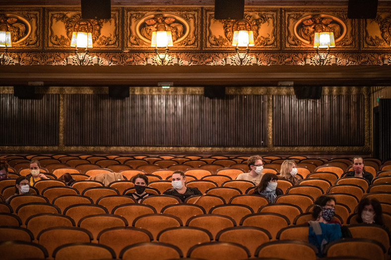 Kino w Czechach. Uczestnicy seansu w odpowiednich odległościach i w maskach