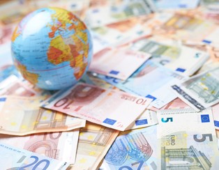 Jak obniżka stóp procentowych NBP wpłynie na złotego i kursy walut