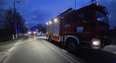 Wypadek na niestrzeżonym przejeździe w Wielkopolsce. Z samochodu niewiele zostało