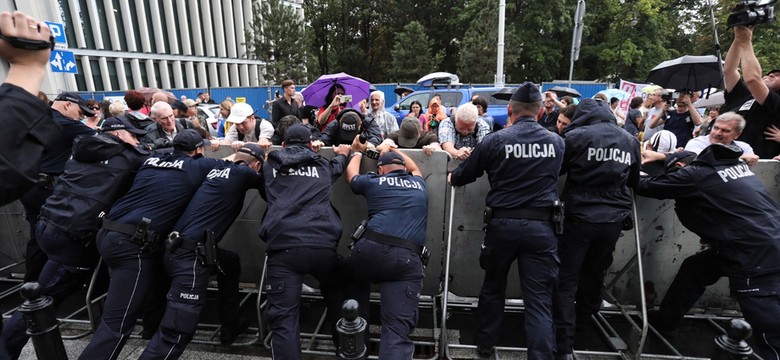 Dlaczego policja skuwa protestujących przed Sejmem? Rzecznik prasowy policji: tu chodzi o bezpieczeństwo