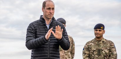 Książę William chodzi po polskiej ziemi w skromnej kapocie za 600 zł. Ale za to w jakiej asyście... [WIDEO I ZDJĘCIA]