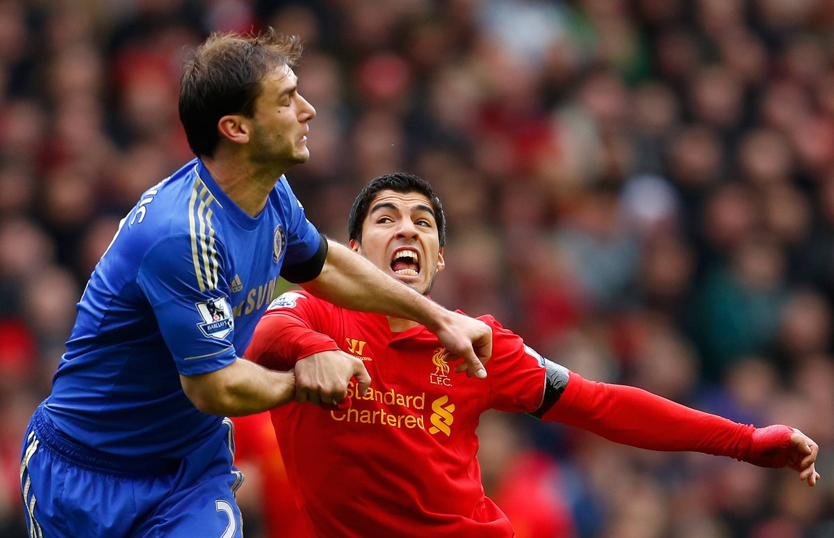 Liga angielska: Luis Suarez pogryzł piłkarza Chelsea. WIDEO