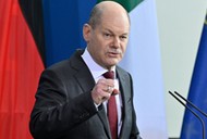 Niemiecki kanclerz Olaf Scholz wstrzymał dziś projekt gazociągu Nord Stream 2, który miał zwiększyć przepustowość rosyjskiego gazu do Niemiec. „W świetle ostatnich wydarzeń musimy dokonać ponownej oceny sytuacji – tłumaczył.