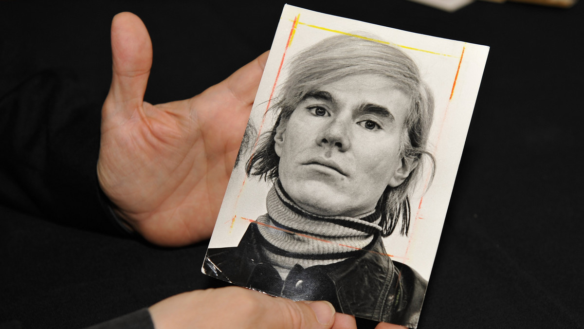 Andy Warhol, prekursor pop-artu, kontrowersyjny amerykański artysta urodził się 85 lat temu. Warhol czerpał inspirację z przedmiotów codziennego użytku, jak puszka zupy czy banknot. "Czy życie nie jest serią obrazów, które zmieniają się, powtórzone?" - pytał.