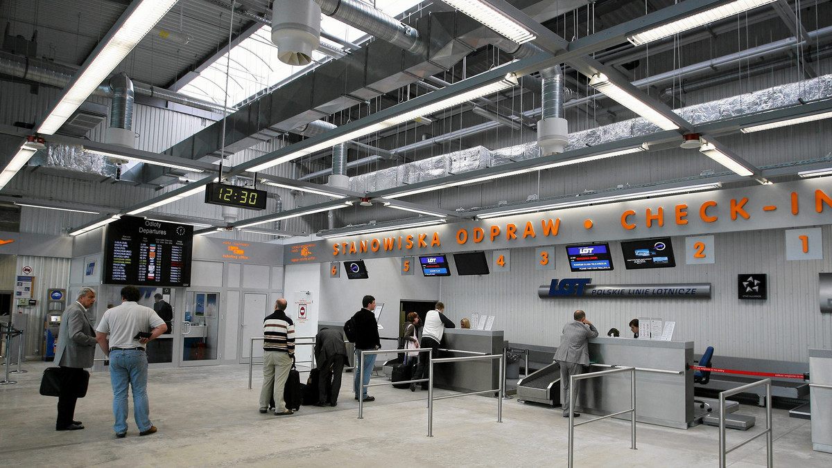 Cztery oferty wpłynęły w przetargu na generalnego wykonawcę rozbudowy terminalu pasażerskiego na lotnisku Kraków Airport wraz z przebudową wewnętrznego układu komunikacyjnego. To najważniejsza inwestycja krakowskiego lotniska w najbliższych latach.