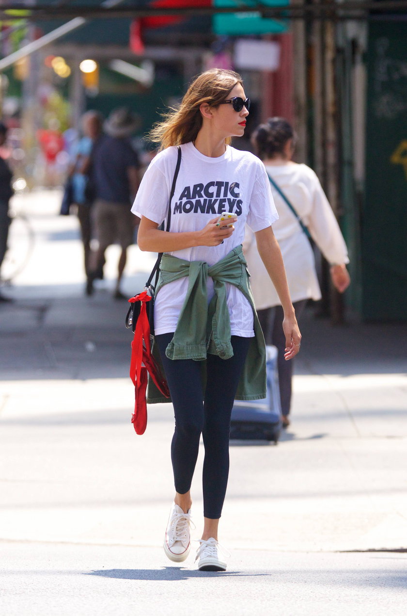 Alexa Chung w T-shircie Arctic Monkeys