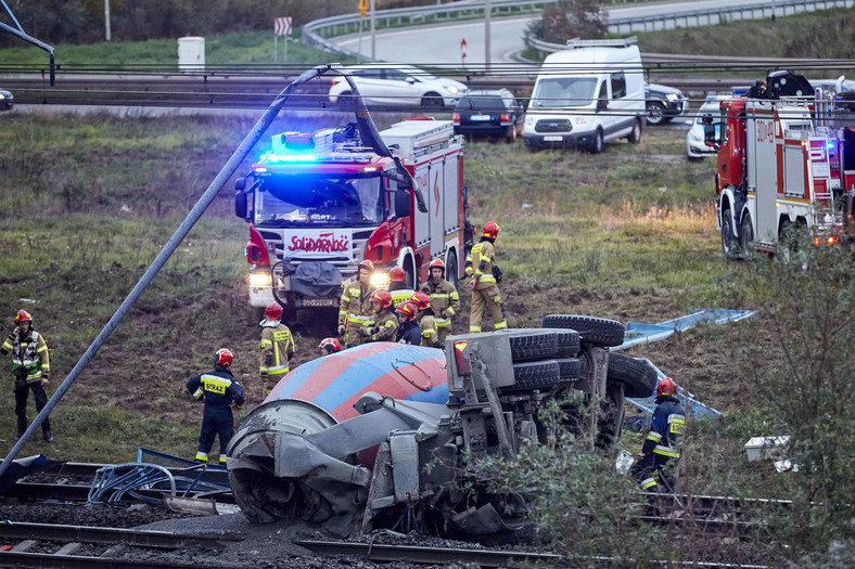 Ciężarówka spadła z wiaduktu w Gdańsku. Jedna osoba nie żyje