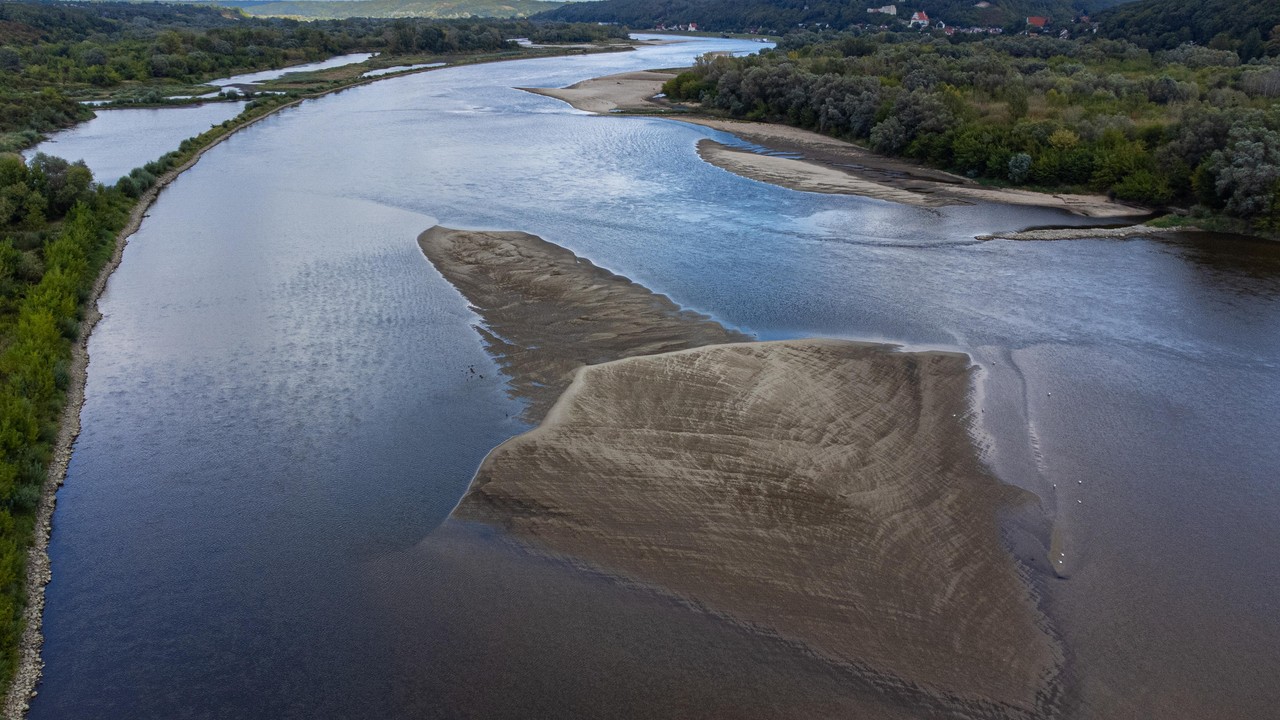 Alarmująco niski poziom wody w Wiśle. Kolejny rekord pobity