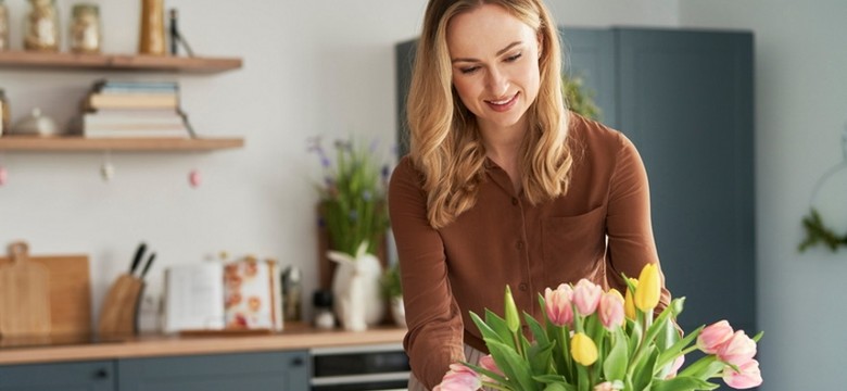 Lekcja florystyki: jak ułożyć kwiaty w wazonie?