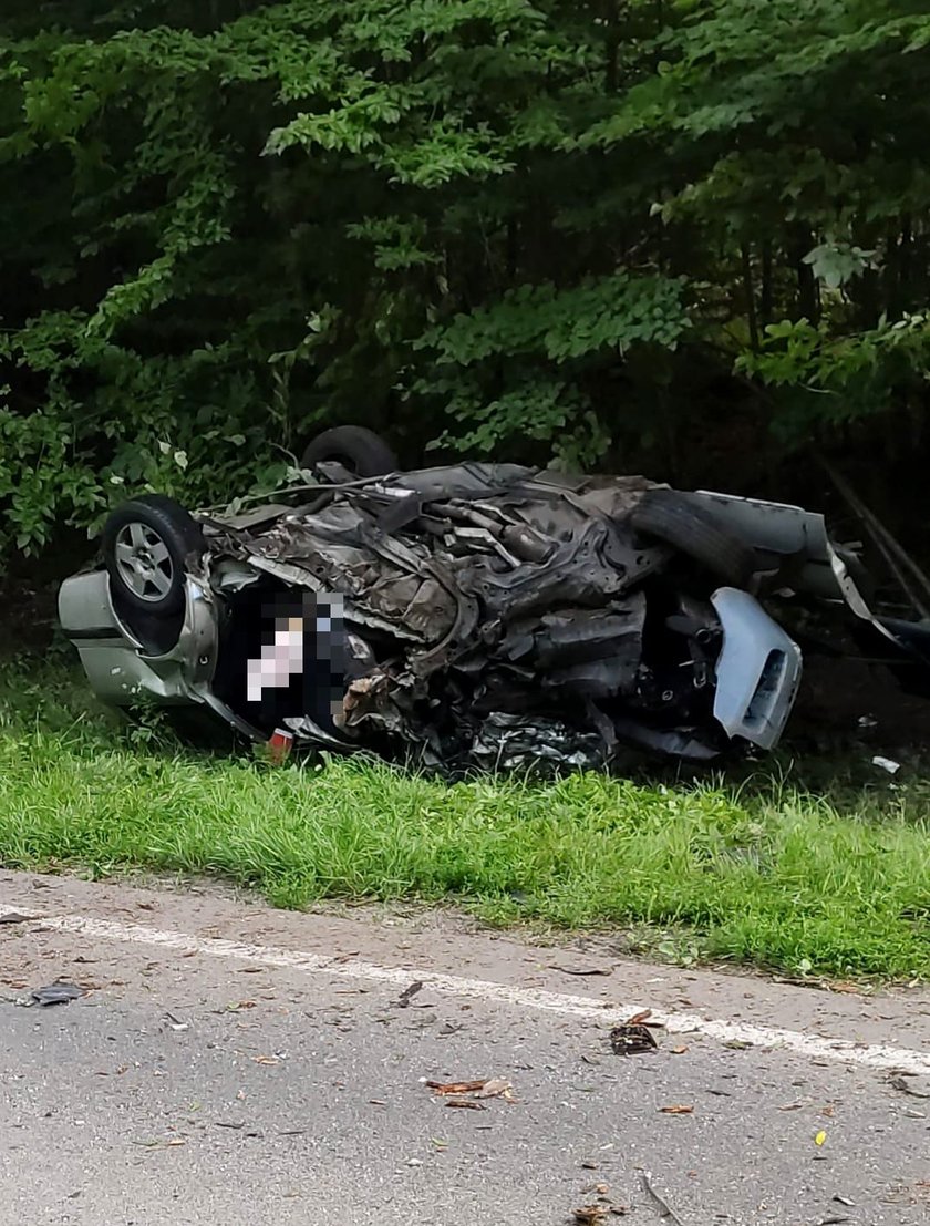 "Droga śmierci" w Dębówku zbiera mroczne żniwo. Kolejna śmierć młodego kierowcy