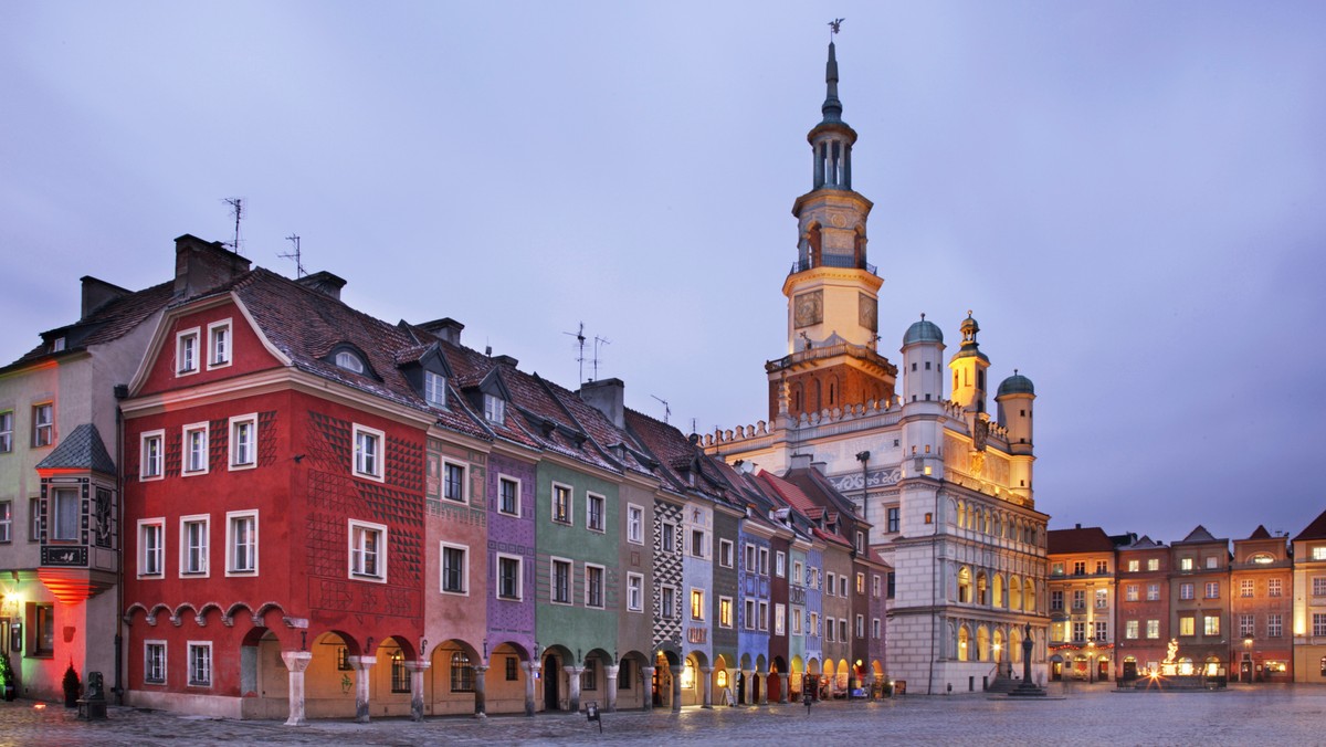 Tylko połowę obowiązującej w przyszłym roku stawki podatku od nieruchomości dla budynków i ich części, zapłacą prowadzący niektóre rodzaje działalności gospodarczej w budynkach wybudowanych przed 1990 rokiem przy ul. Św. Marcin, ul. Wrocławskiej i przy Starym Rynku. Przewiduje to projekt uchwały Rady Miasta, nad którym radni dyskutować będą 8 listopada.