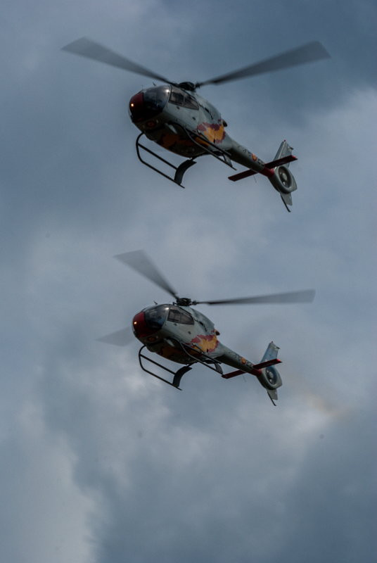 Helikoptery Patrulla Aspa na pokazach Air Show w Radomiu