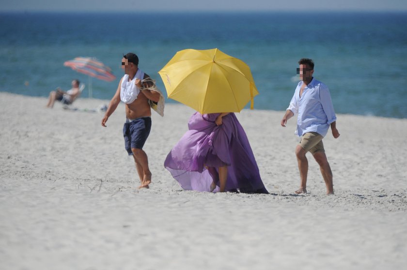 Małgorzata Socha podczas sesji na plaży