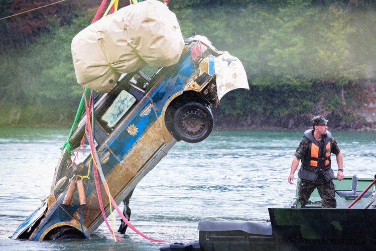 Radiowóz policji wyłowiony z rzeki