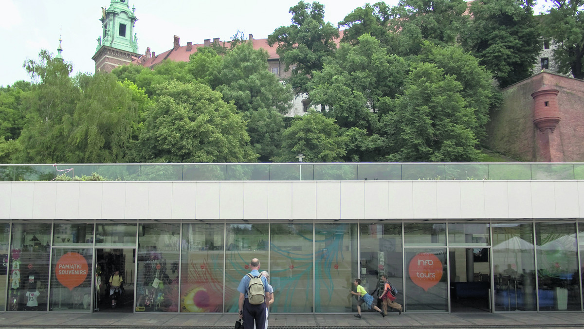 Polska Gazeta Krakowska: Centrum Obsługi Ruchu Turystycznego pod Wawelem pustoszeje. Właśnie wyprowadzają się z niego sprzedawcy pamiątek, którzy narzekają, że nie odwiedzają ich turyści. Winią za to nie urzędników, a... zbyt niezauważalną architekturę tego miejsca.