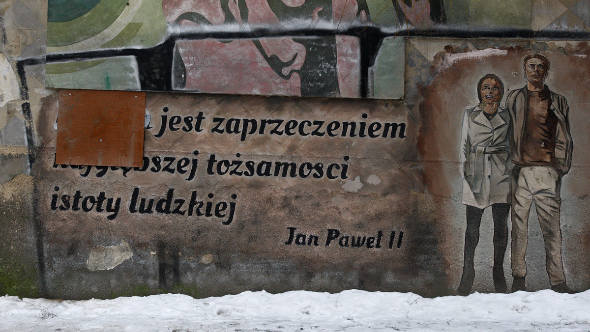 Służby miejskie zasłoniły antysemicki napis na muralu znajdującym się na kamienicy w centrum Białegostoku. Chodzi o zmienioną przez nieznanego sprawcę treść cytatu ze słów papieża Jana Pawła II. Sprawę wyjaśnia policja.