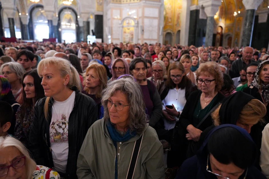 Patrijarh Porfirije u Hramu Svetog Save služi liturgiju pred Časnim pojasom Presvete Bogorodice