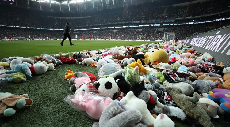 A török bajnoki meccsen több ezer plüsst dobtak be a pályára a szurkolók. Fotó: GettyImages