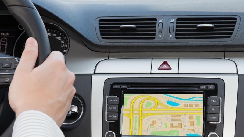 „Przenośne urządzenia nawigacyjne oferowane przez takie firmy jak TomTom czy Garmin do 2020 roku całkowicie znikną z półek sklepowych. Zostaną wyparte przez smartfony, jak również systemy GPS dołączone do standardowego wyposażenia samochodów” – prognozuje Charles S. Golvin z firmy analitycznej Forrester. W czasie, gdy niemal każdy z nas posiada smartfona z zainstalowaną aplikacją (Google Maps, Apple Maps, HERE Maps etc.), posiadanie dodatkowej nawigacji GPS wydaje się bezzasadne.
<br><br>
Technologiczni giganci coraz częściej współpracują bezpośrednio z producentami aut. Efektem tej współpracy są kompleksowe systemy Android Auto i Apple Car Play, które oferują dostęp do wielu przydatnych funkcji (w tym nawigacji GPS) z poziomu komputera pokładowego naszego samochodu.
<br><br>
Spadek zainteresowania dedykowanymi urządzeniami GPS można zaobserwować również na przykładzie konkretnych firm. Urządzenia GPS odpowiadają obecnie jedynie za 37 procent zysków firmy Garmin, jednego z największych gigantów tej branży. Jednocześnie zarząd Garmina przyznaje, że spodziewa się kolejnych spadków sprzedaży tych urządzeń na poziomie od 10 do nawet 15 procent rocznie.