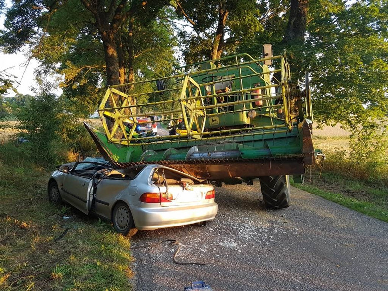 Wjechał autem pod kombajn