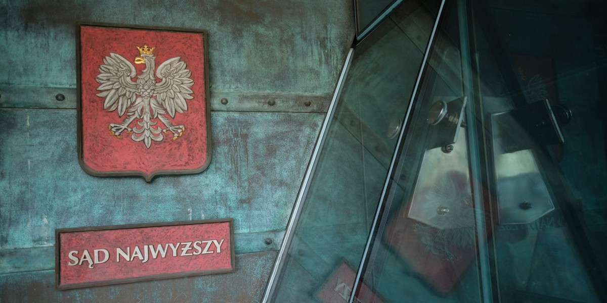 Według "Rzeczpospolitej" prawdziwy problem opóźniania wydania uchwały jest nadal nierozwiązany – to podważanie legalności wyboru tzw. nowych sędziów Izby Cywilnej, których jest dziesięciu (spośród 28 wszystkich sędziów wchodzących w jej skład). 