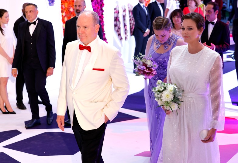 Księżna Charlene i książę Albert II oraz siostrzenica księcia Camille Gottlieb na balu charytatywnym Czerwonego Krzyża w Monako