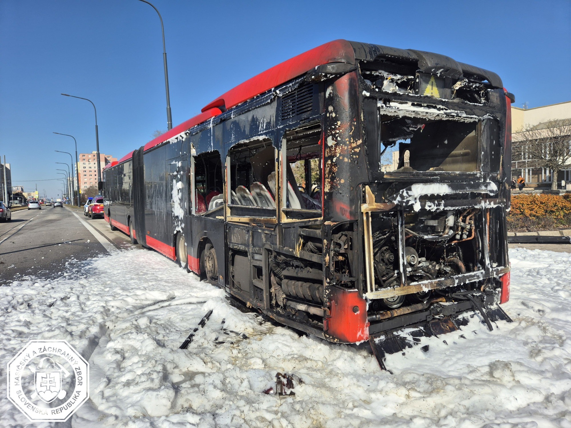Na Saratovskej ulici v Bratislave horel autobus MHD.