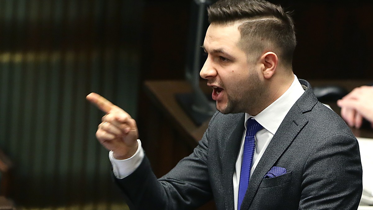 Postępowanie prokuratury w sprawie wypadku z udziałem premier Beaty Szydło jest absolutnie standardowe - podkreślił wiceminister sprawiedliwości Patryk Jaki. Jak dodał, prokuratura miała prawo nie dopuścić obrońcy podejrzanego o spowodowanie kolizji do udziału w przesłuchaniu szefowej rządu.