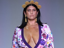 Bajecznie kobieca, czy zwyczajnie otyła? BARDZO krągła modelka sensacją pokazu strojów kąpielowych. FOTO