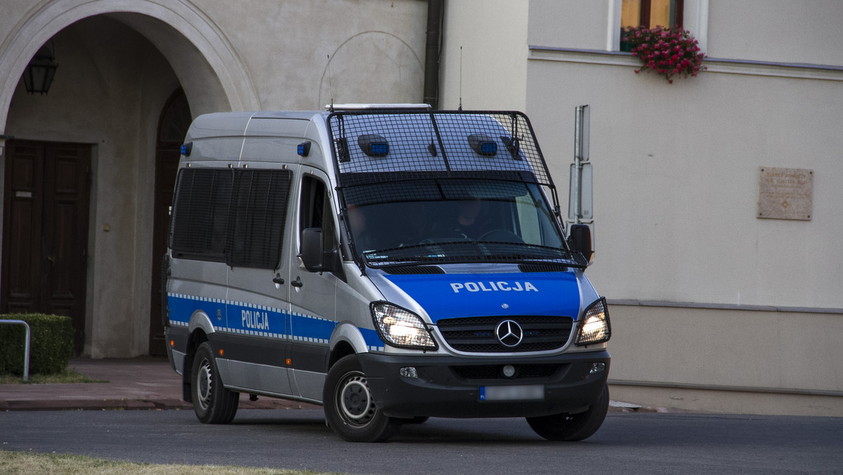 Za wymuszenie rozbójnicze odpowie dwóch mieszkańców Zamościa w wieku 22 i 29 lat. Wczoraj mężczyźni przyjechali do Lublina na teren prywatnej firmy budowlanej, w której kiedyś pracowali i zabrali dwie maszyny do wbijania gwoździ. W trakcie próby powstrzymania ich przez syna właściciela posesji, jeden z mężczyzn pokazał mu przedmiot przypominający broń.