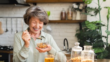 seniorzy powinni jeść kilka sztuk dziennie. to paliwo dla mózgu i serca