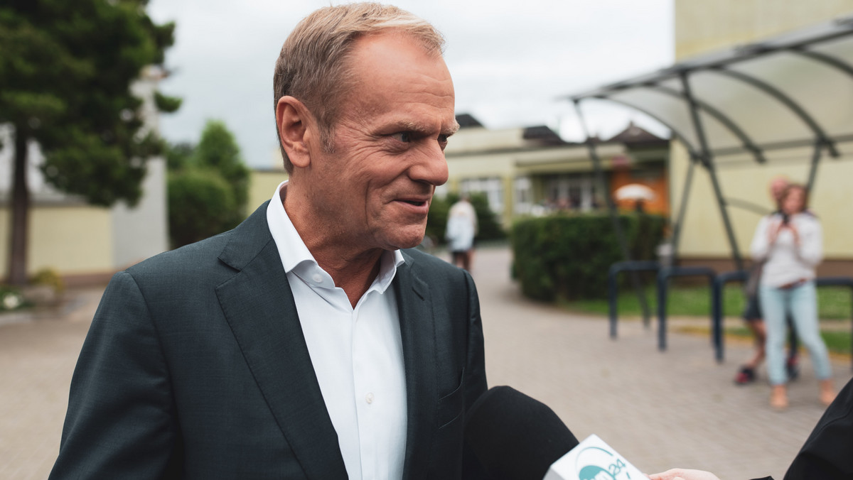 Koronawirus. Donald Tusk: będę szczepił się w Brukseli