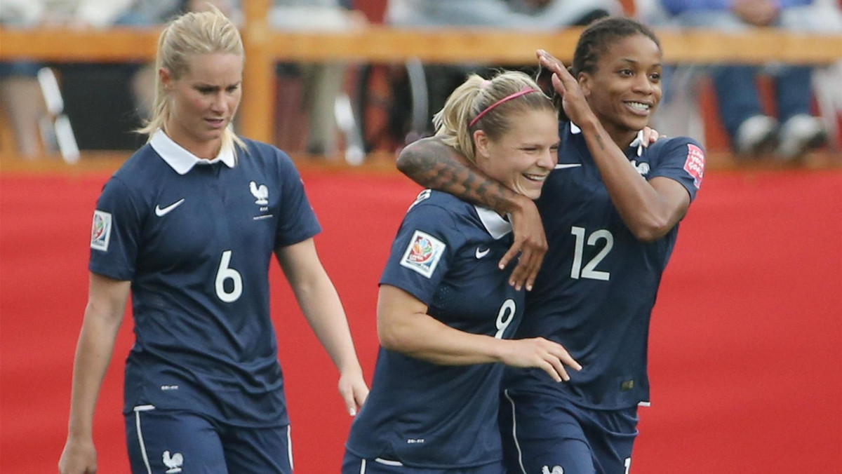 Francja pokonała Anglię 1:0 (1:0) w pierwszym meczu grupy F mistrzostw świata kobiet w piłce nożnej. Trójkolorowe potwierdziły, że są w gronie faworytek turnieju, ale skromna wygrana nie oddaje ich przewagi we wtorkowym meczu. Na stadionie w Moncton w Kanadzie Francuzki miały wyraźną przewagę, lecz trafić do siatki udało się tylko raz, po pięknym strzale Eugenie Le Sommer w 29. minucie.