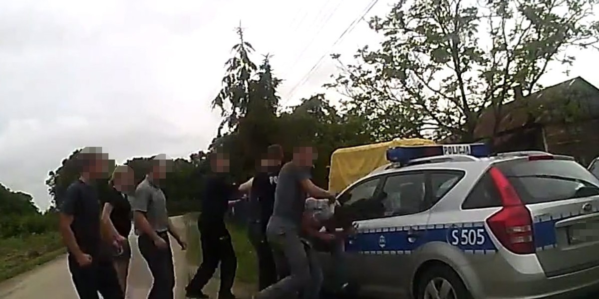 Pobili go przed radiowozem.Policjanci nic nie zrobili