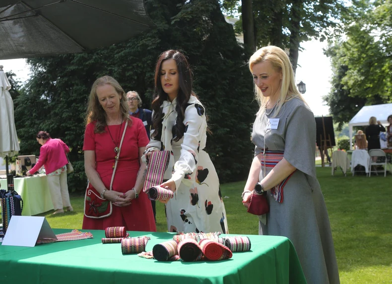 Tradicionalni trakasti pojasi nastajali su na malim ručnim razbojima tokom samog događaja.