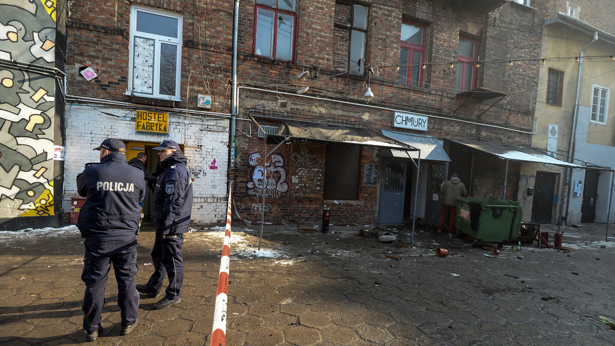 Obywatel Holandii zatrzymany za atak na policjanta i 80 osób doprowadzonych na przesłuchanie to efekt działań policji, która dziś zapobiegła kolejnej awanturze między kibicami Legii Warszawa i Ajaksu Amsterdam. Dziś wieczorem odbędzie się mecz między tymi drużynami.