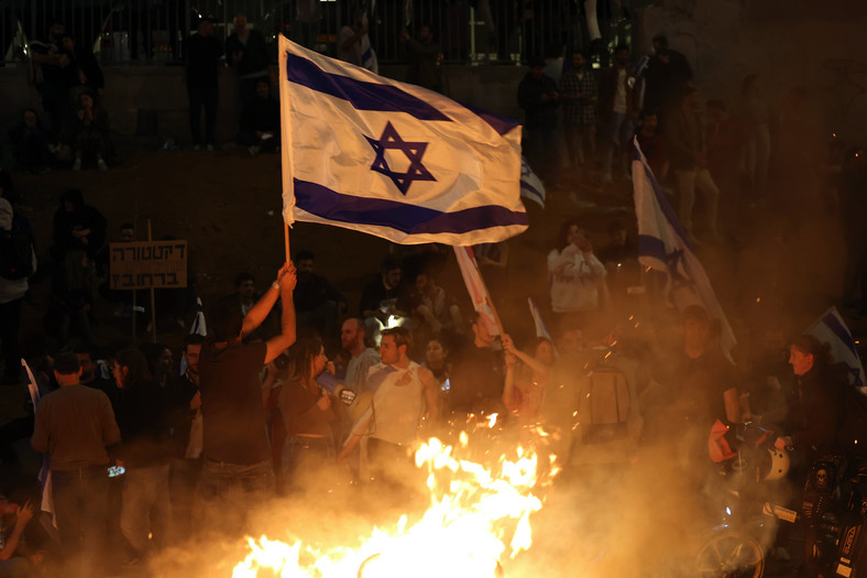 Protesty przeciwko reformie sądownictwa rozlały się na cały kraj. W efekcie premier Netanjahu odroczył prace nad planem