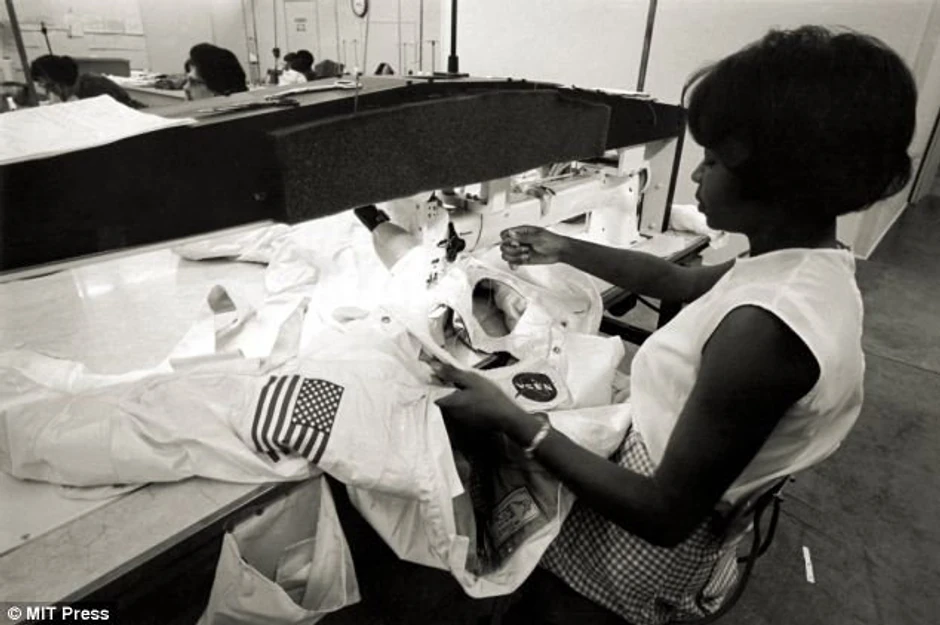 krojačica firme za izradu donjeg rublja “Plejteks” šije kosmonautsko odelo