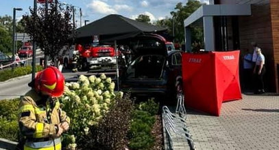 Szokujący wypadek w Wadowicach. Samochód wjechał w ludzi jedzących przed fast foodem