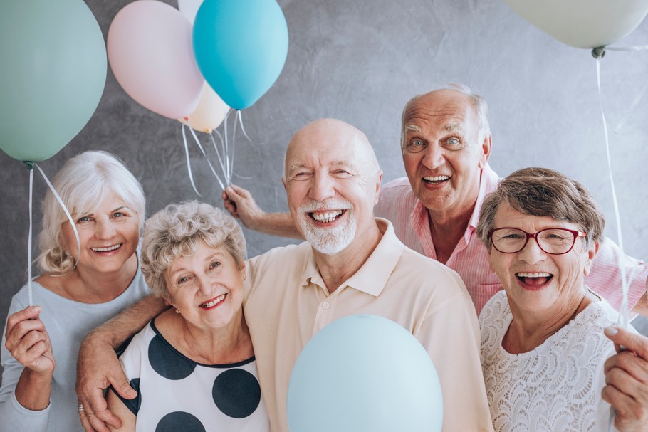 Obecny silvers, czyli osoba w wieku 50+, jest bardzo aktywny zarówno fizycznie, jak i zawodowo. Czuje się młodo, jest gotowy na rozwój swoich umiejętności i zdecydowanie nie myśli o emeryturze.