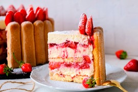 Brzinski kolač sa piškotama i jagodama za koji ne treba da palite ni rernu ni ringlu: Gotov za nekoliko minuta, a izgleda kao iz poslastičarnice