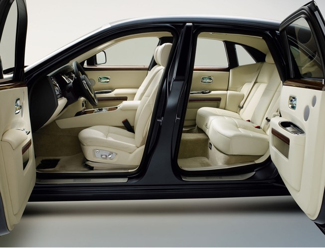 Seryjna produkcja ruszy w 2010 roku. Specjalnie dla jego potrzeb fabryka w Goodwood jest rozbudowana - powstaje nowa linia montażowa. Specjaliści z RR spodziewają się, że ich 'maluch' podkręci sprzedaż do ok. 2 tys. aut rocznie