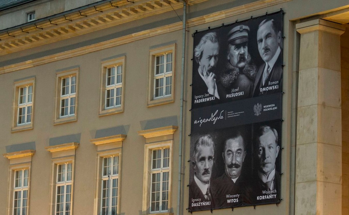 Portrety Ojców Niepodległości na fasadzie Dolnośląskiego Urzędu Wojewódzkiego