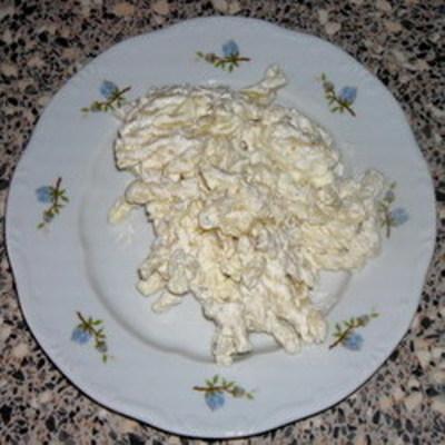 Fokhagymás sajtos tésztasaláta