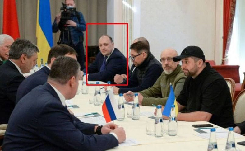 Denys Kirejew podczas spotkania negocjacyjnego pomiędzy delegacją Rosji i Ukrainy
