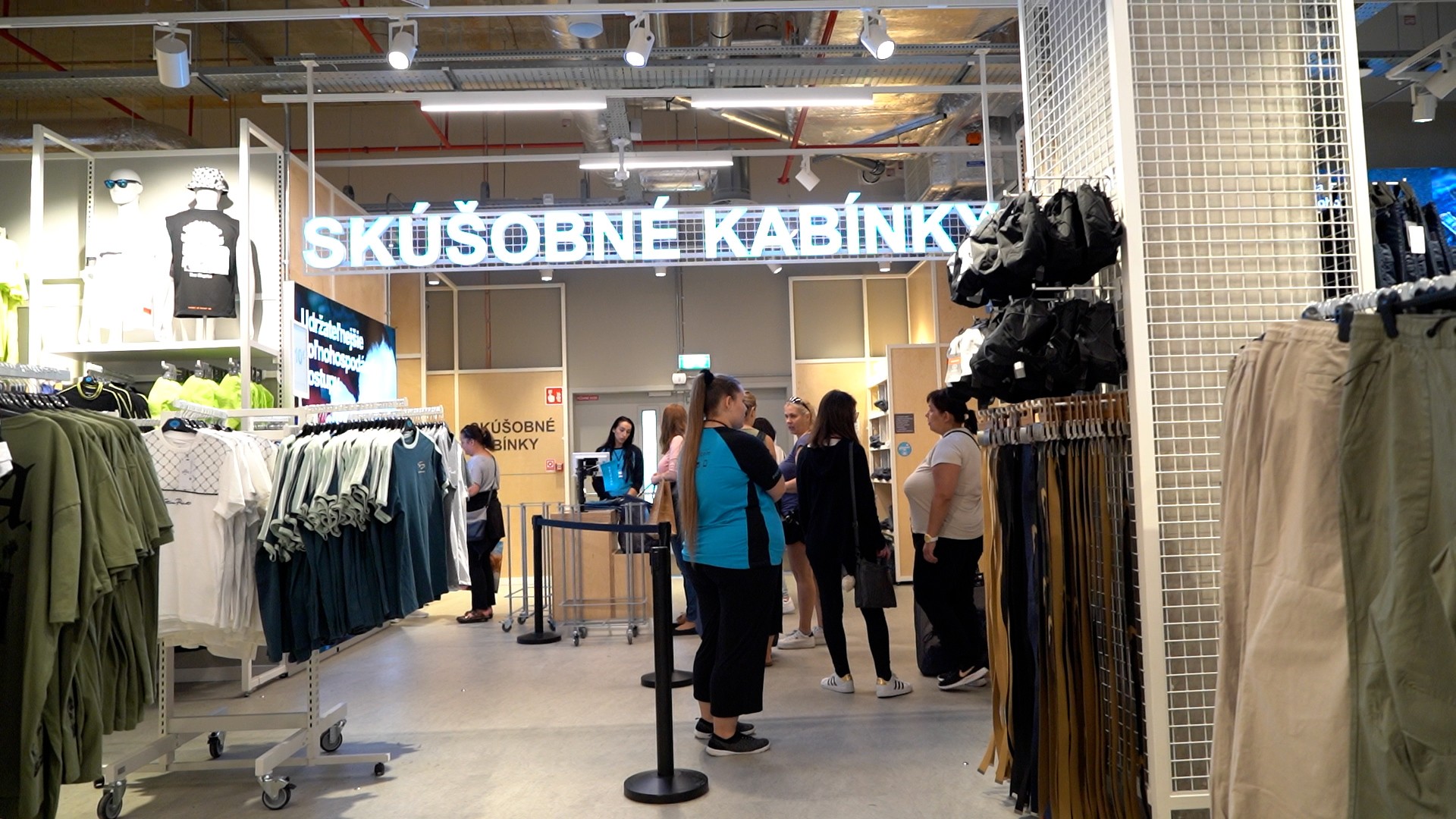 Na Slovensku otvorili dlhoočakávaný Primark.