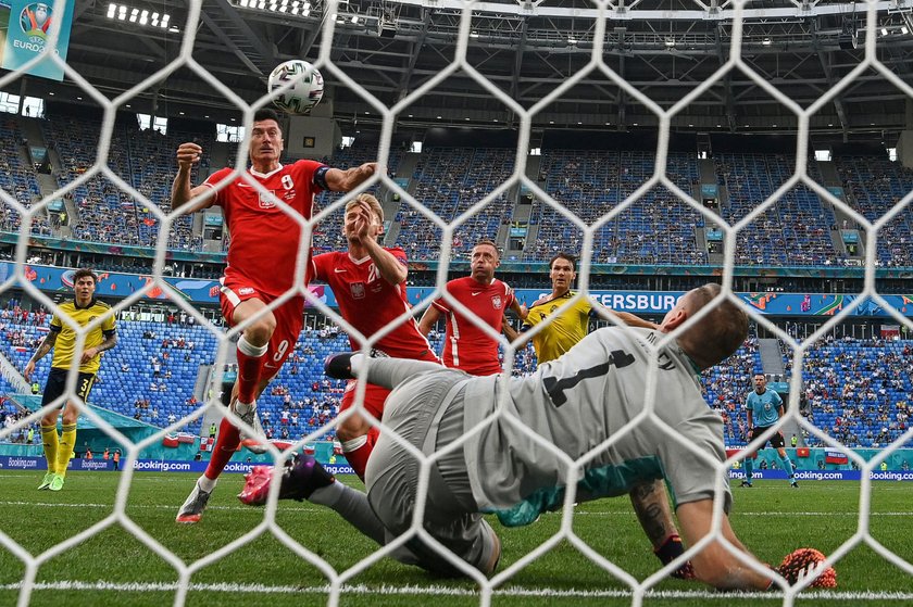 Teraz możemy się zastanawiać, co by było, gdyby Robert Lewandowski (33 l.) trafił z trzech metrów do pustej bramki i strzelił gola na 1:1 ze Szwecją.